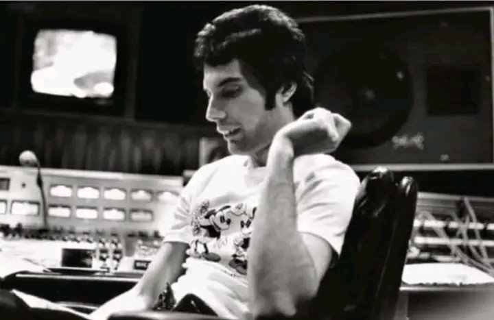 When We Look, and We Find, We Still Love You: Freddie Mercury’s Final Goodbye to His American Friends – A Poignant Farewell at Garden Lodge, June 10, 1991